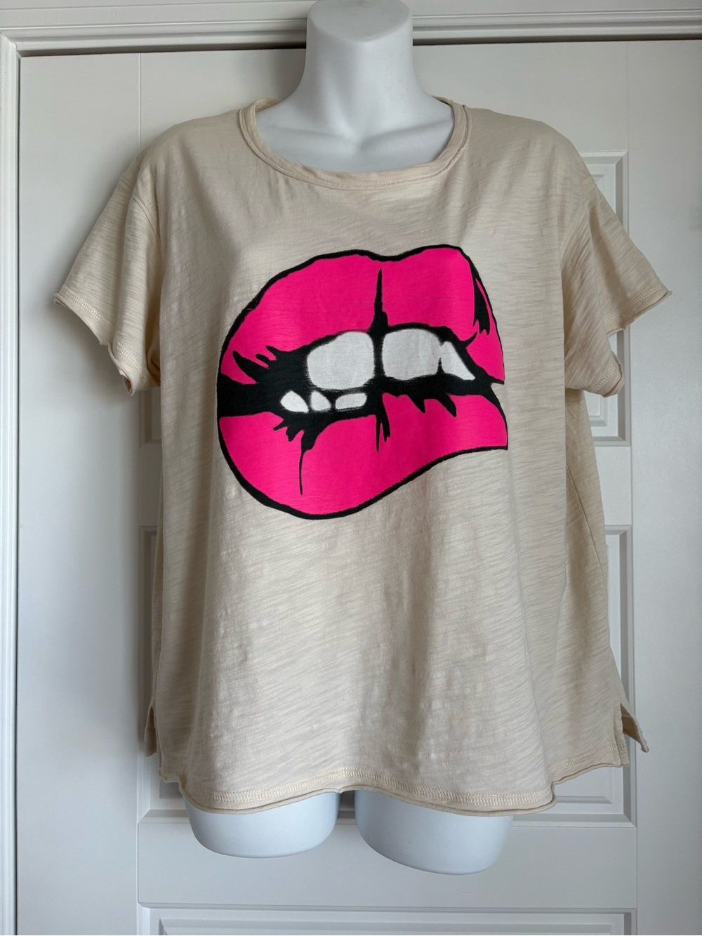 Lisa Todd Beige Graphic Lip Print Tee